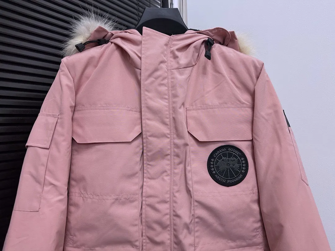 P780 Top Purchasing Version (Wolf Hair Optional) 🇨🇦CANADA GOOES 24 new models 08 models/couple models Factory direct supply: supplying global purchasing agents, micro-business, entities, Tmall, high-end stalls and studio cooperation, free shipping! Canada Goose Expedition Parka 2008 is the same style for men and women. It is mid-length and the most timeless classic. All Arctic and Antarctic scientific expedition teams choose Canada Goose as their cold-proof equipment. It is the Rolls-Royce of down jackets. ➖ Industry-leading anti-counterfeiting chip sensing. ➖ Imported Behringer embroidery machines and customized embroidery labels, the highest level and industry leading. ➖ Imported Korean 21-count polyester-cotton blended original fabric, TC85 waterproof coated fabric, water-repellent, windproof and wear-resistant. ➖ The new national standard 80 white duck down is filled with an average of 520 grams of down. The amount of down filled is industry-leading. ➖ 100% nylon lining with double double-layer sealing design to prevent velvet running, and seamless thread design on the cuffs! ➖ Western Canadian Green Wolf Collar. ➖ Yoshida YKK provides original factory-customized electroplated sliders. YKK two-way lockable zippers are tight and smooth and do not peel off paint. ➖ 3M composite Velcro is durable and the accessories and hardware are all custom-made. Note: Our copywriting is only simple and clear. Instead of bragging about the copywriting, it is better to compare and understand with samples. Only for the purest goose, the most dedicated, the most professional, the highest quality, the highest cost performance!  Size:XS-XXL